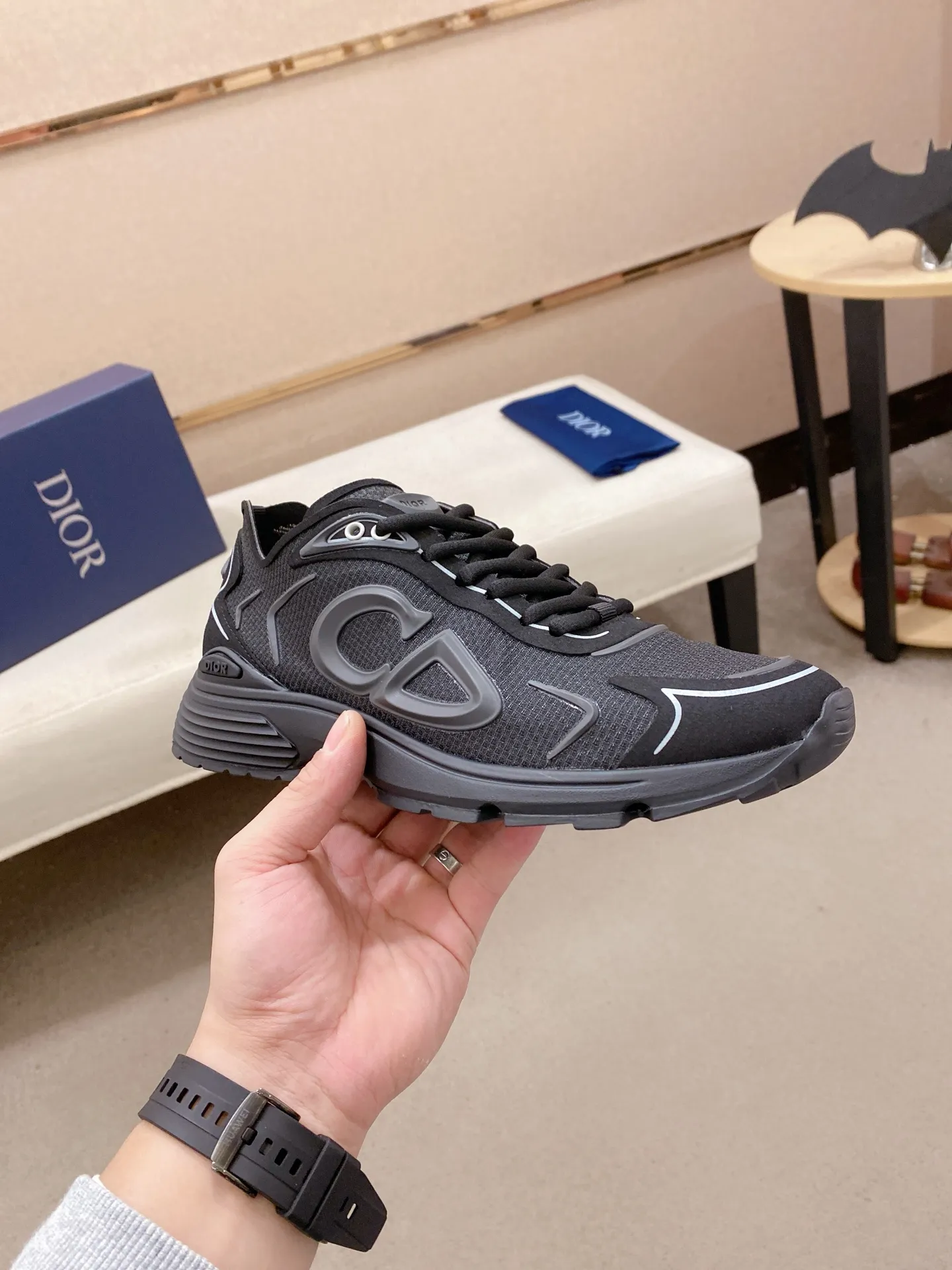 Ex-factory price: 480💰[Celebrate][Celebrate][Celebrate] Wang Junkai, the latest DIOR brand ambassador launched in 2022, brilliantly performs Dior's new B30 sneakers, using modern lines and technical fabrics to create a smart and casual style. The new sports shoes follow the trend of the retro market. The DadShoes-style tongue has the Dior logo. The B30 is made of fine-textured leather and mesh cloth. There are conspicuous letters CD on both sides of the shoe body to indicate identity. The original 1:1 replica of the top version is code number: 38-44. Can be customized45